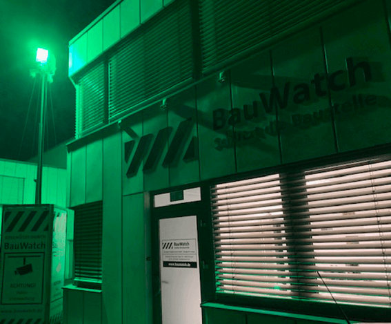 Nachts überwacht ein GreenLight die Leipziger Zweigstelle von BauWatch