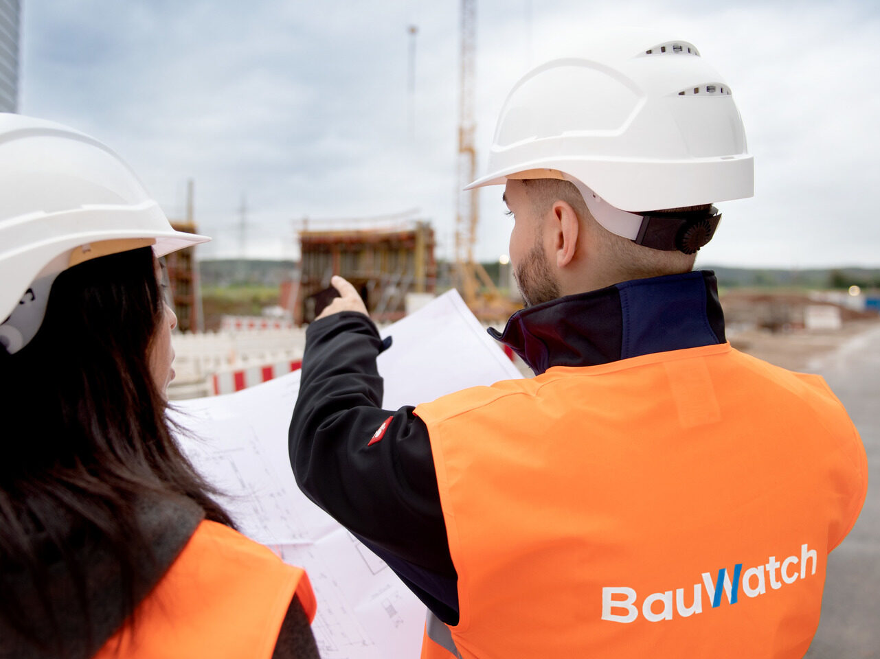 Conseillé BauWatch concevant un plan de sécurité et surveillance sur site en collaboration avec le client